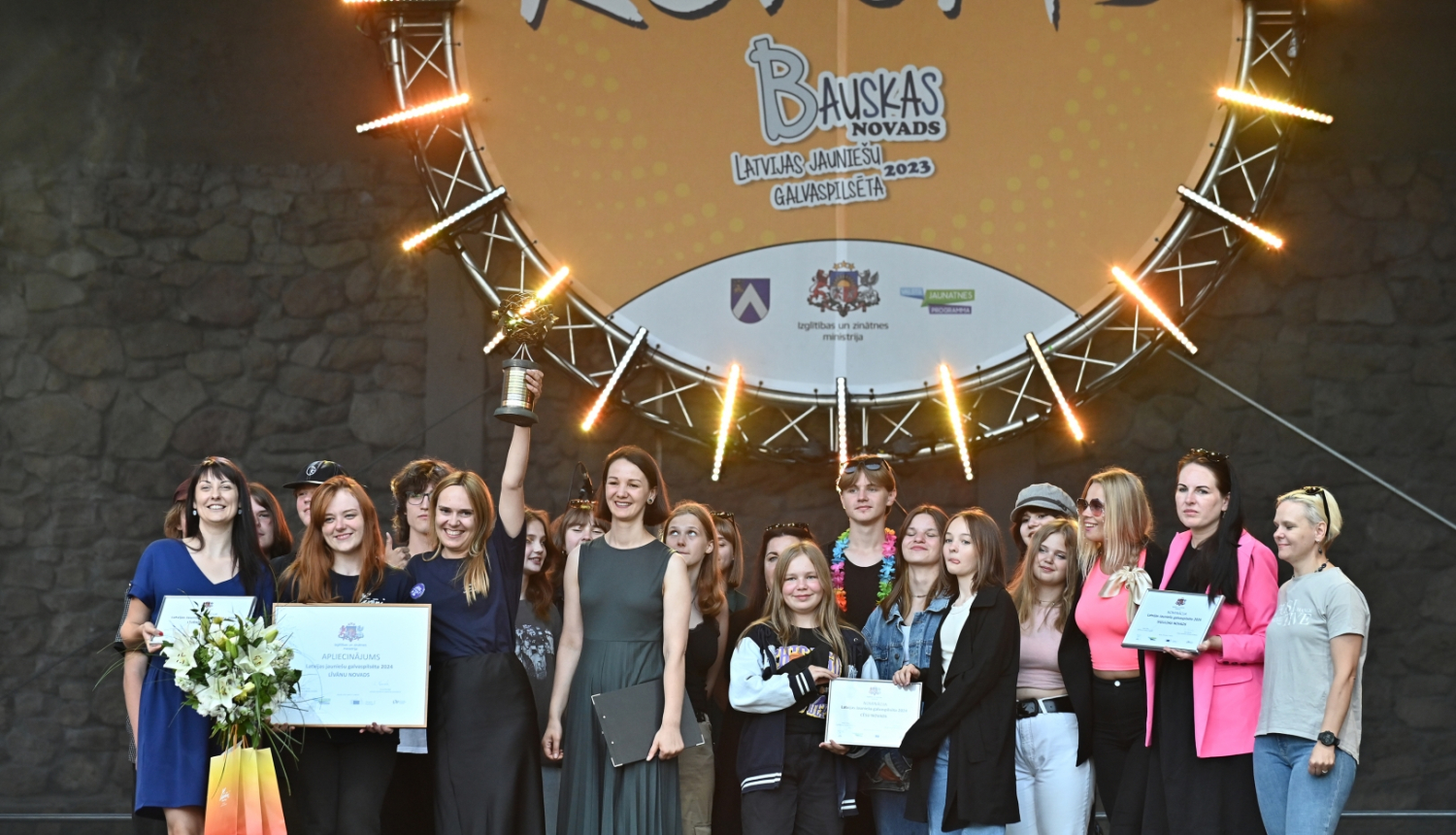 Līvānu novada pašvaldība no Izglītības un zinātnes ministrijas saņēma goda plāksni ar uzrakstu "Latvijas Jauniešu galvaspilsēta 2024" un ceļojošo kausu.