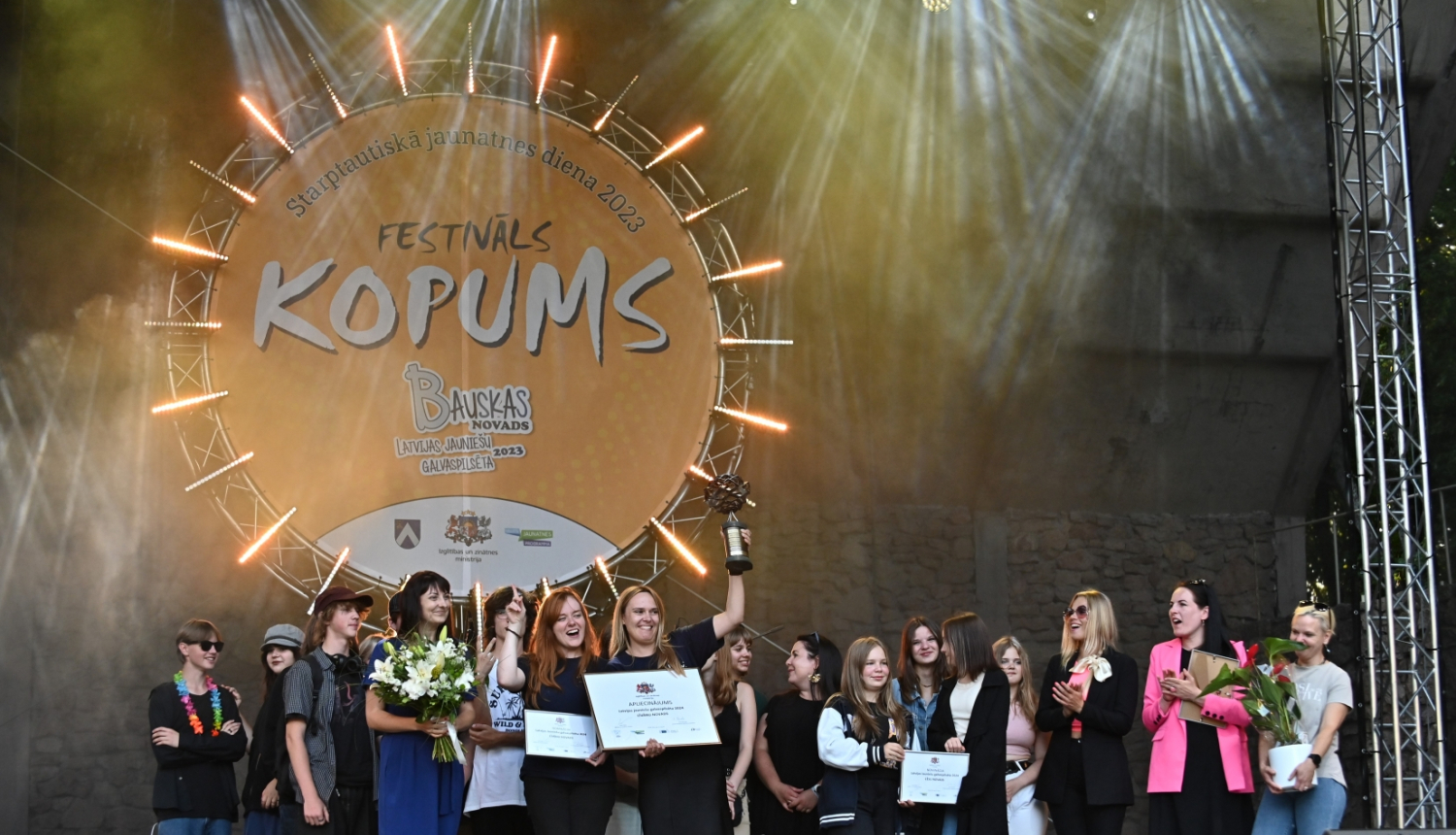 Jaunieši uz skatuves uz festivāla "Kopums" skatuves