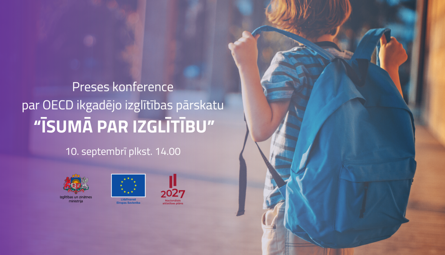 Plakāts, kur fonā ir zēns no mugurpuses ar zilu mugursomu, priekšplānā ir uzraksts Preses konference par OECD ikgadējo izglītības pārskatu “Īsumā par izglītību”