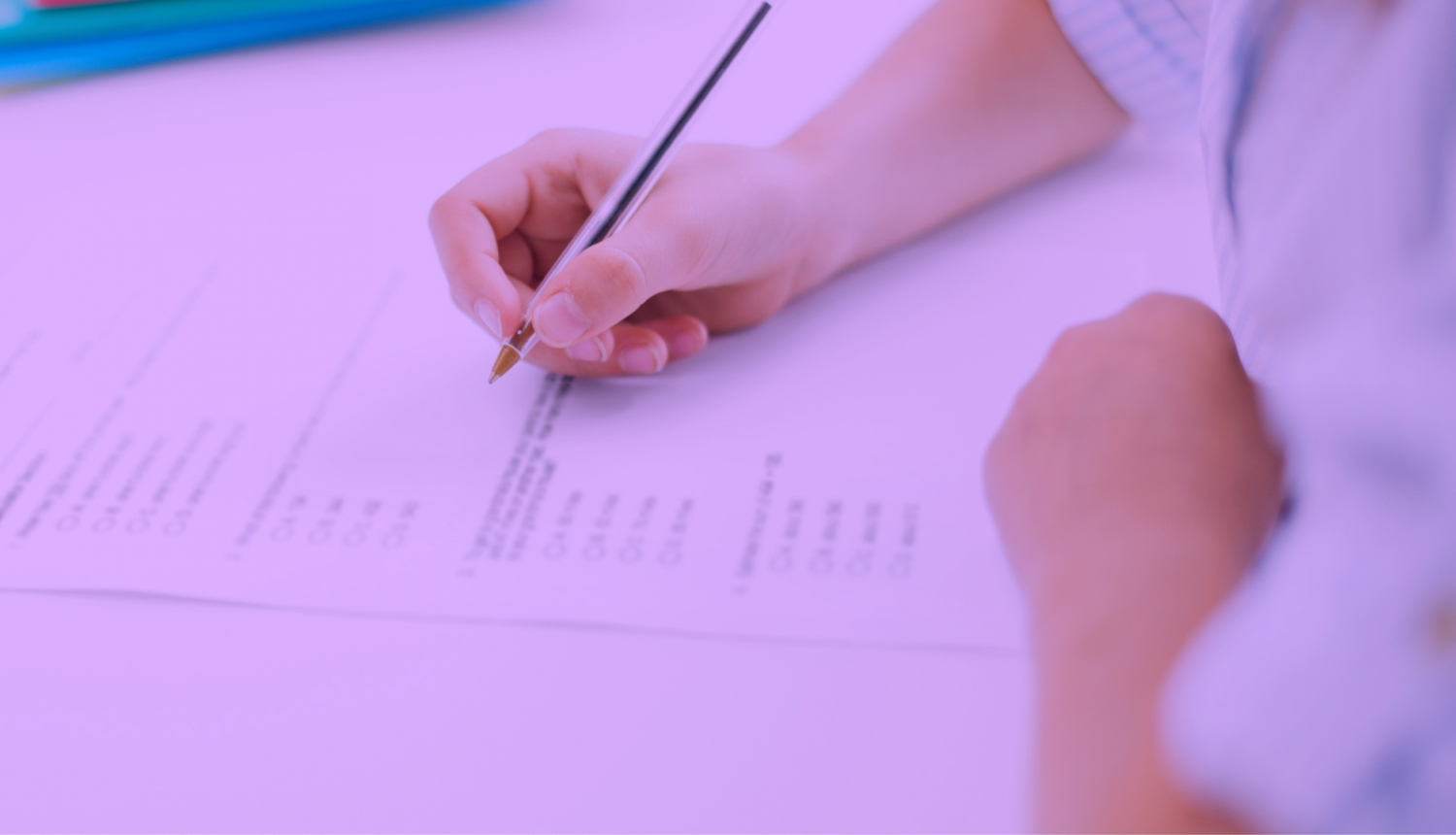 Cilvēka rokas raksta ar pildspalvu eksāmenā