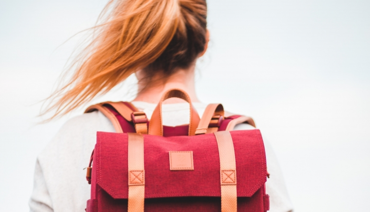 meitene ar mugursomu