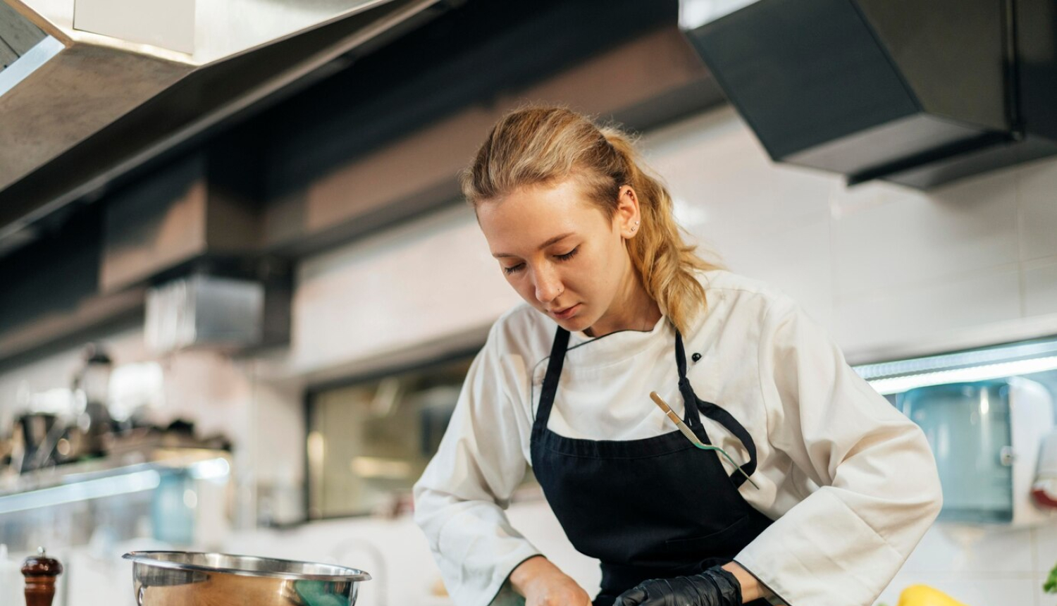Meitene griež dārzeņus 