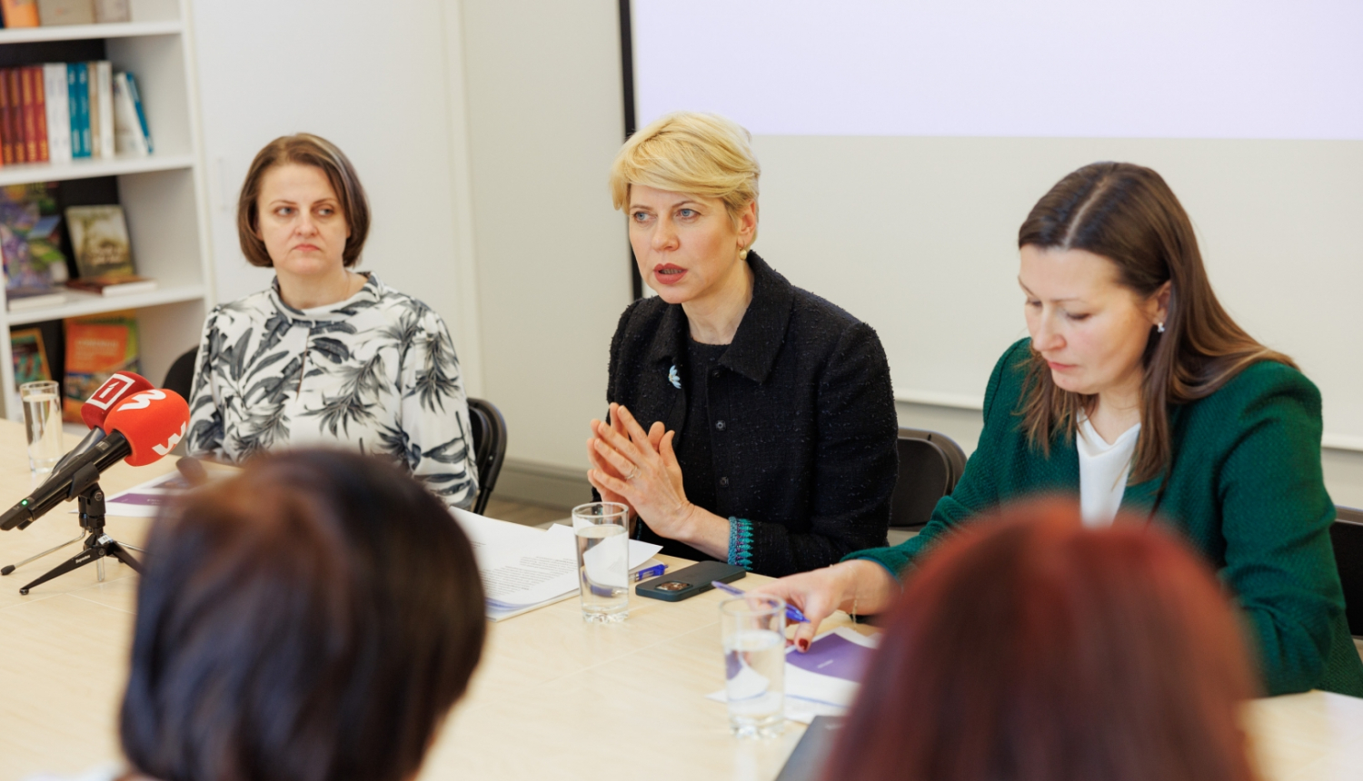 Attēlā redzamias Edīte Kanaviņa, Anda Čakša, Karīna Caunīte-Orupe, kas sēž pie galda.