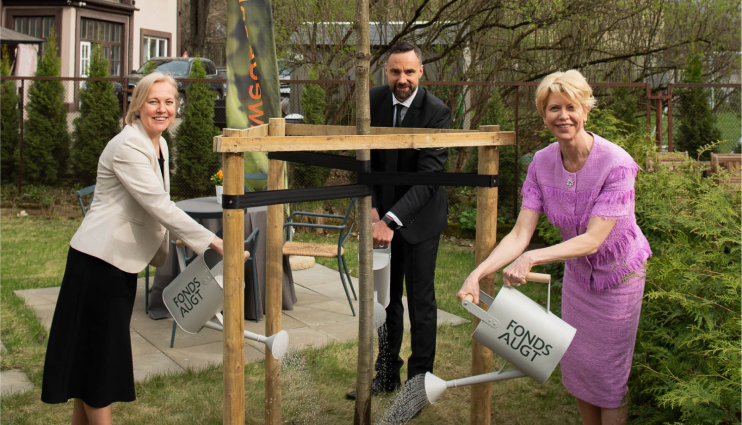 Swedbank dibinātā izglītības Fonda AUGT atklāšana, ministre Anda Čakša, fonda vadītāja Guna Joma un Lauris Mencis, Swedbank Latvija valdes priekšsēdētājs, ar lejkalnām aplej iestādīto ozolu