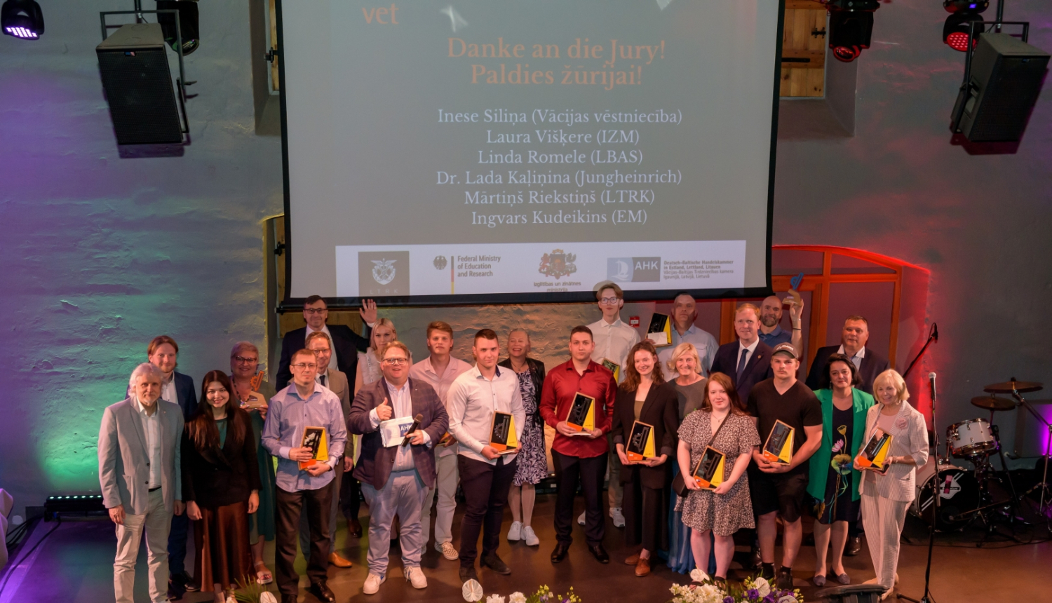 Balvas dalībnieki un nominanti stāv uz skatuves