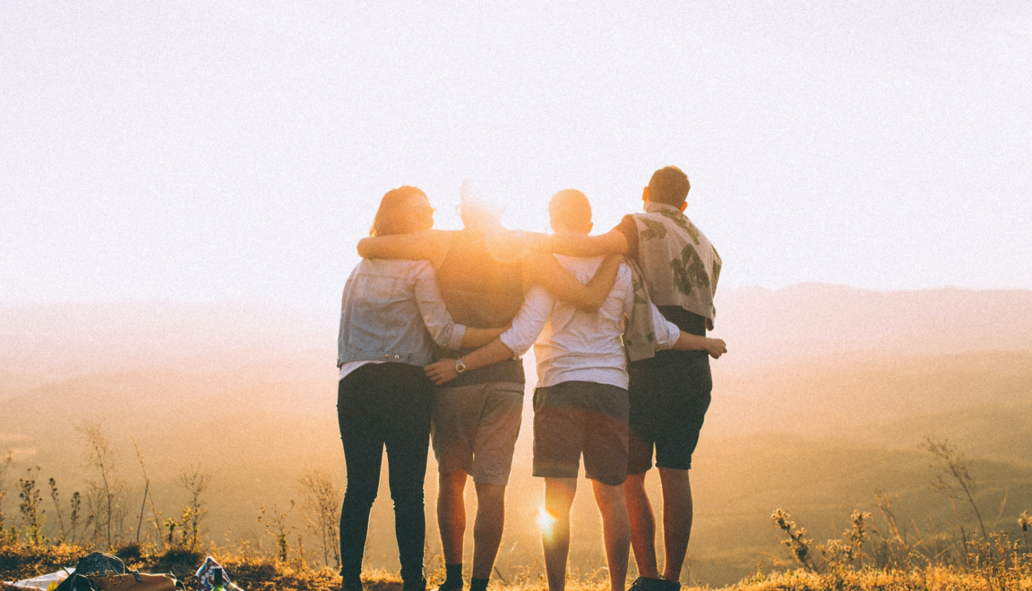 cilvēki apķērušies