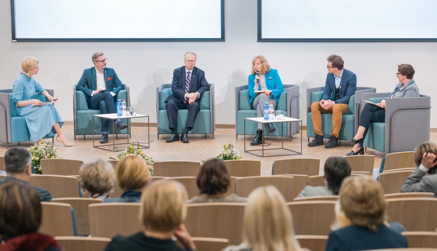 LU un IZM noslēguma diskusijā par pedagogu sagatavošanu eksperti sēžpie galda, redzami arī skatītāji zālē