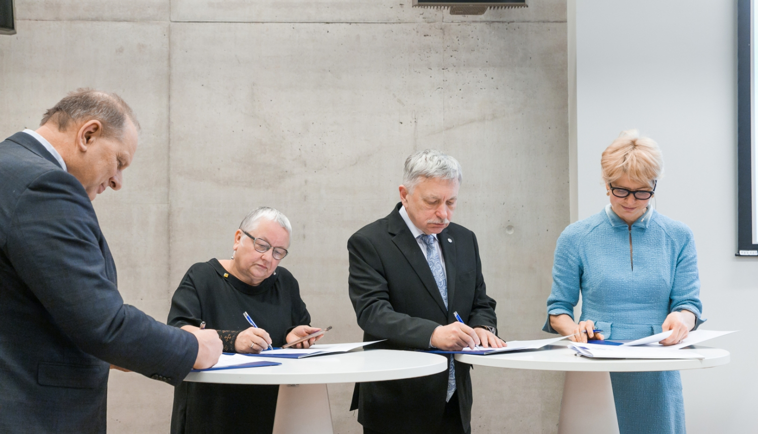 Ministre Anda Čakša, LU rekors Indriķis Muižnieks paraksta memorandu