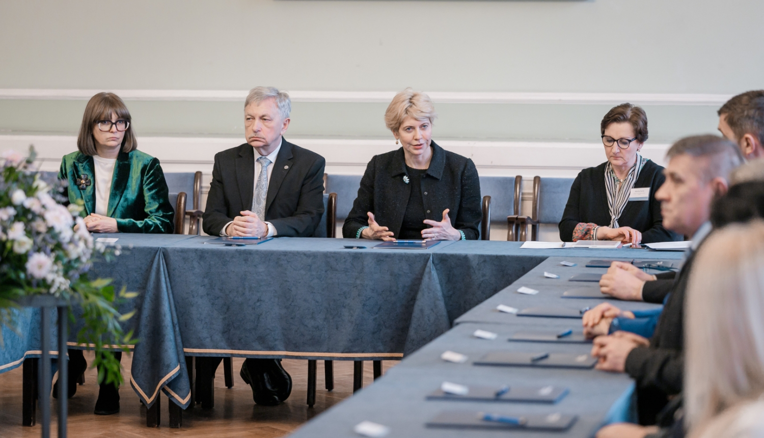 IZM, LU un pašvaldību memoranda parakstīšana. Attēlā redzama izglītības un zinātnes ministre Anda Čakša, LU rekotrs Indriķis Muižnieks un LU Izglītības zinātņu un psiholoģijas fakultātes dekāne Linda Daniela.