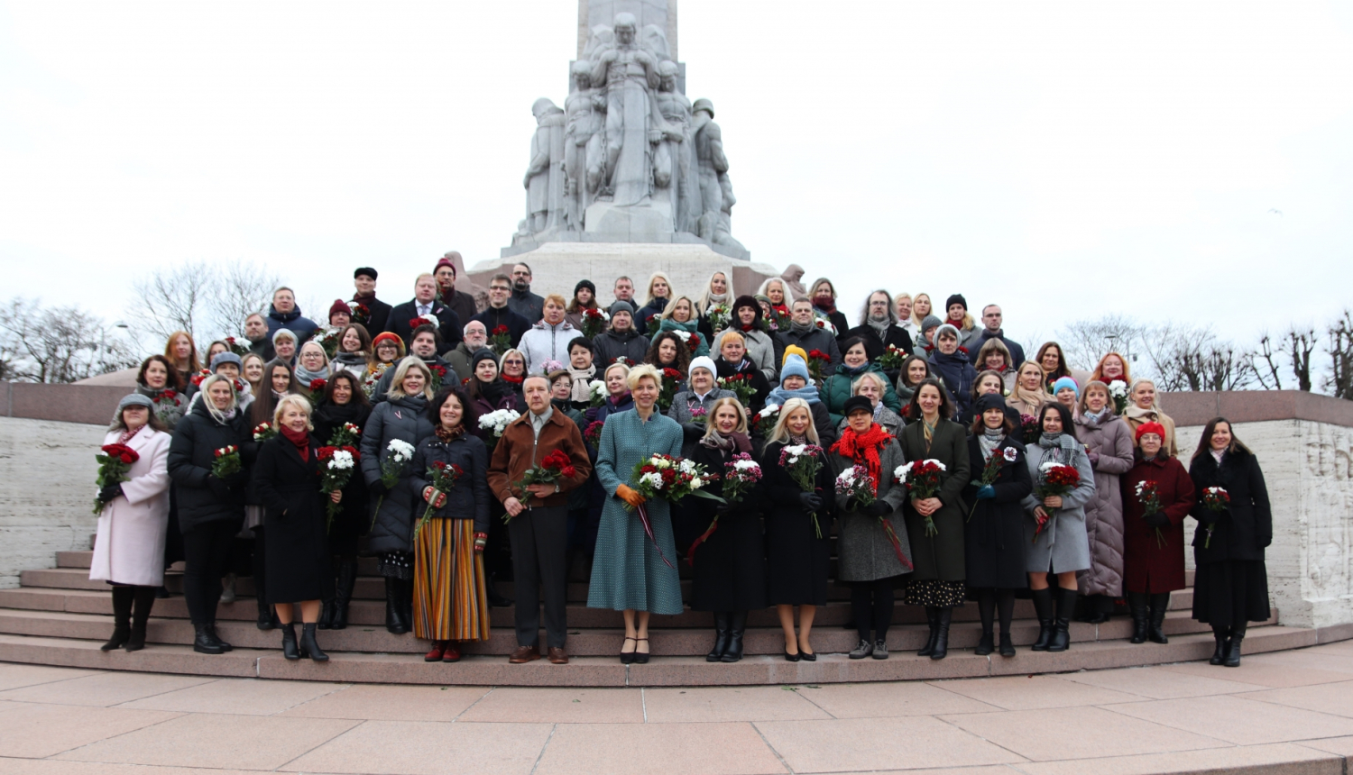 IZM darbinieki pie Brīvības pieminekļa 