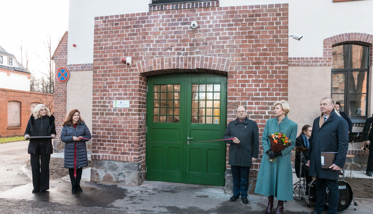 Pie jaunās LU klīnisko studiju bāzes Paula Stradiņa Klīniskās universitātes slimnīcā ir novilkta sarkanā lenta, Izglītības un zinātnes ministre saka uzrunu