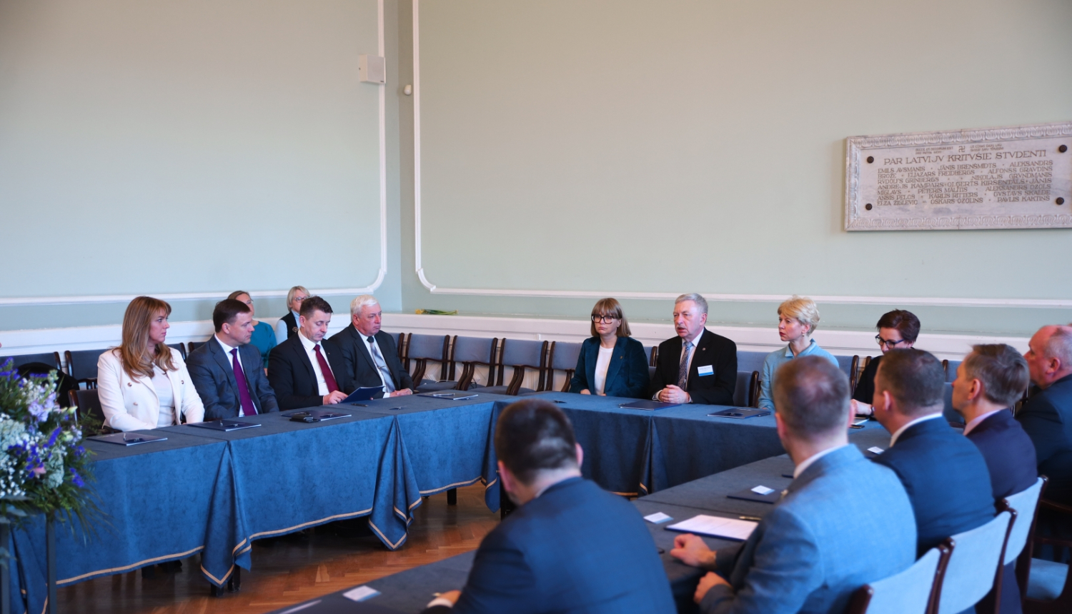 LU Mazajā aulā pie galda sēž izglītības un zinātnes ministre Anda,Čaksā, LU rektors Indriķis Muižnieks, LU Izglītības zinātņu un pedagoģijas fakultātes dekāne Linda Daniela, LU Padomes locekle Mārīte Seile un pašvaldību pārstāvji, kuri paraksta memorandu