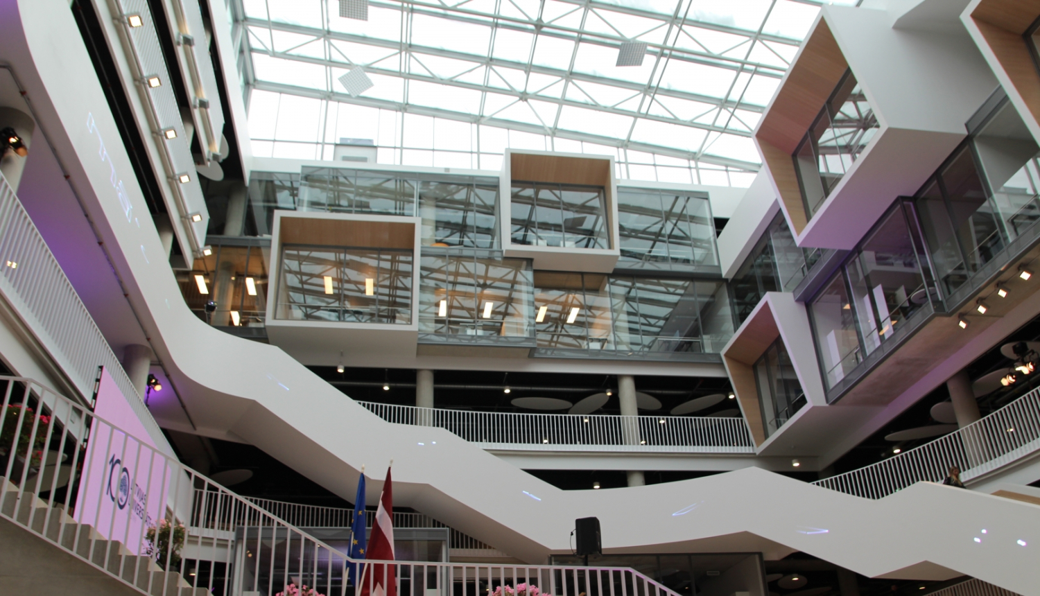 iekštelpas moderns interjers - LU Zinātņu māja