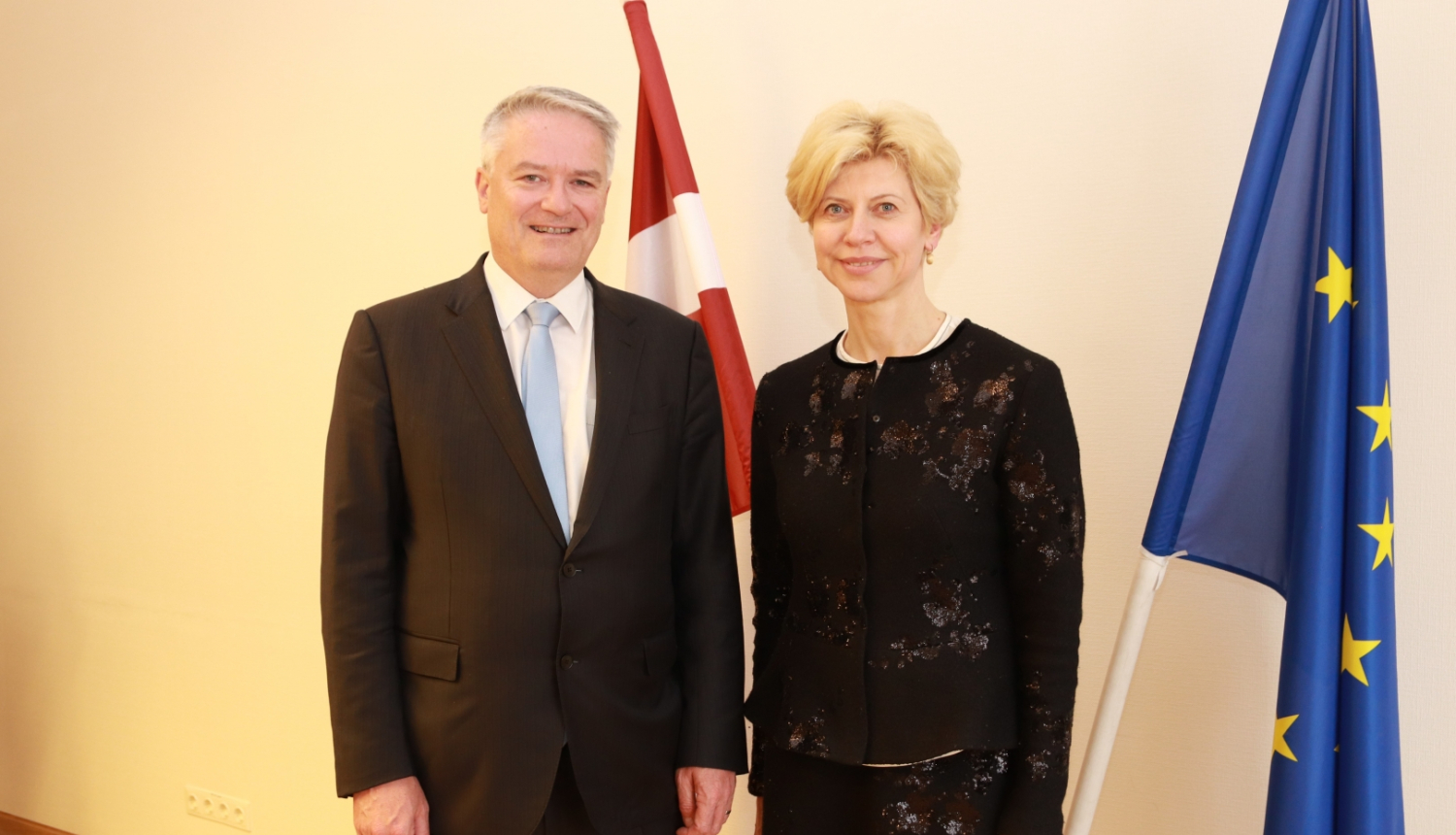 Izglītības un zinātnes ministre Anda Čakša kopā ar OECD ģenerāldirektoru Matiasu Kormanu pie Latvijas un Eiropas Savienības karogiem