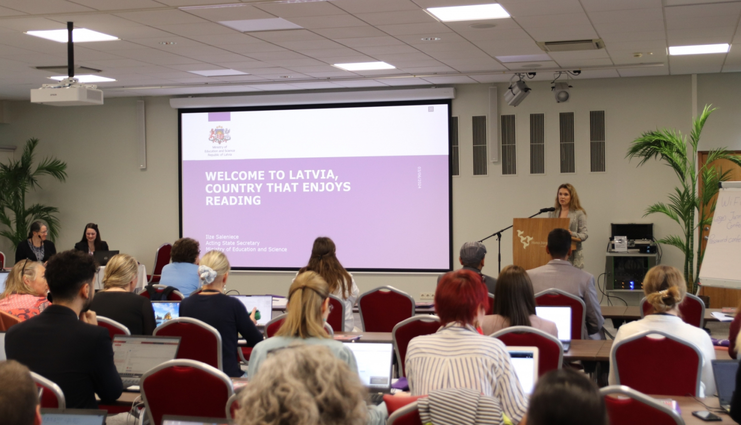 Starptautiskā skolēnu lasītprasmes pētījuma PIRLS nacionālo koordinatoru tikšanās, Ilze Saleniece saka uzrunu 