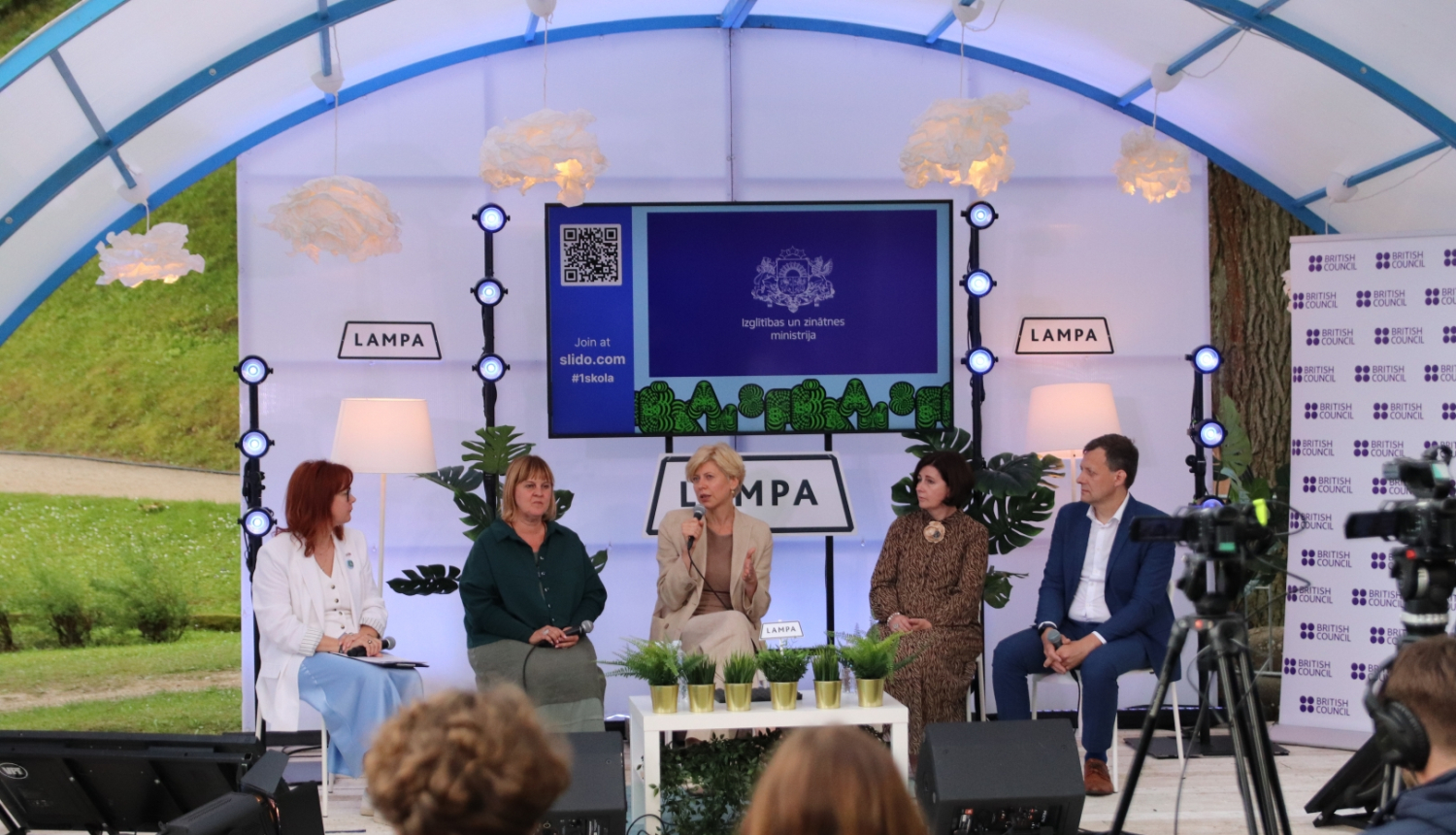 Diskusijas dalībnieki uz skatuves