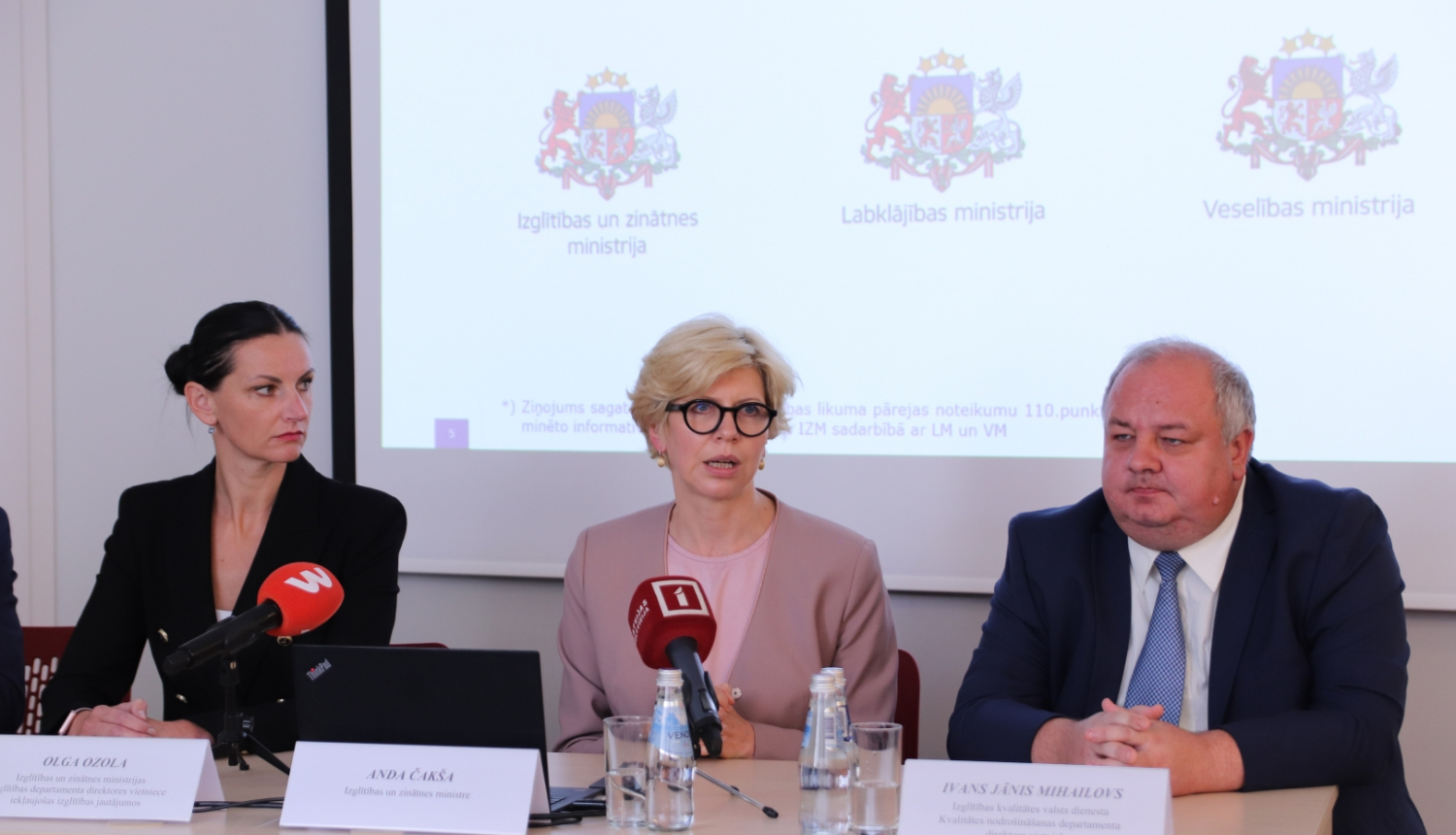 Preses konferencē pie galda sēž izglītības un zinātnes ministre Anda Čakša, zglītības kvalitātes valsts dienesta Kvalitātes nodrošināšanas departamenta direktora vietnieks Ivans Jānis Mihailovs un IZM Izglītības departamenta direktores vietniece iekļaujošas izglītības jautājumos Olga Ozola.