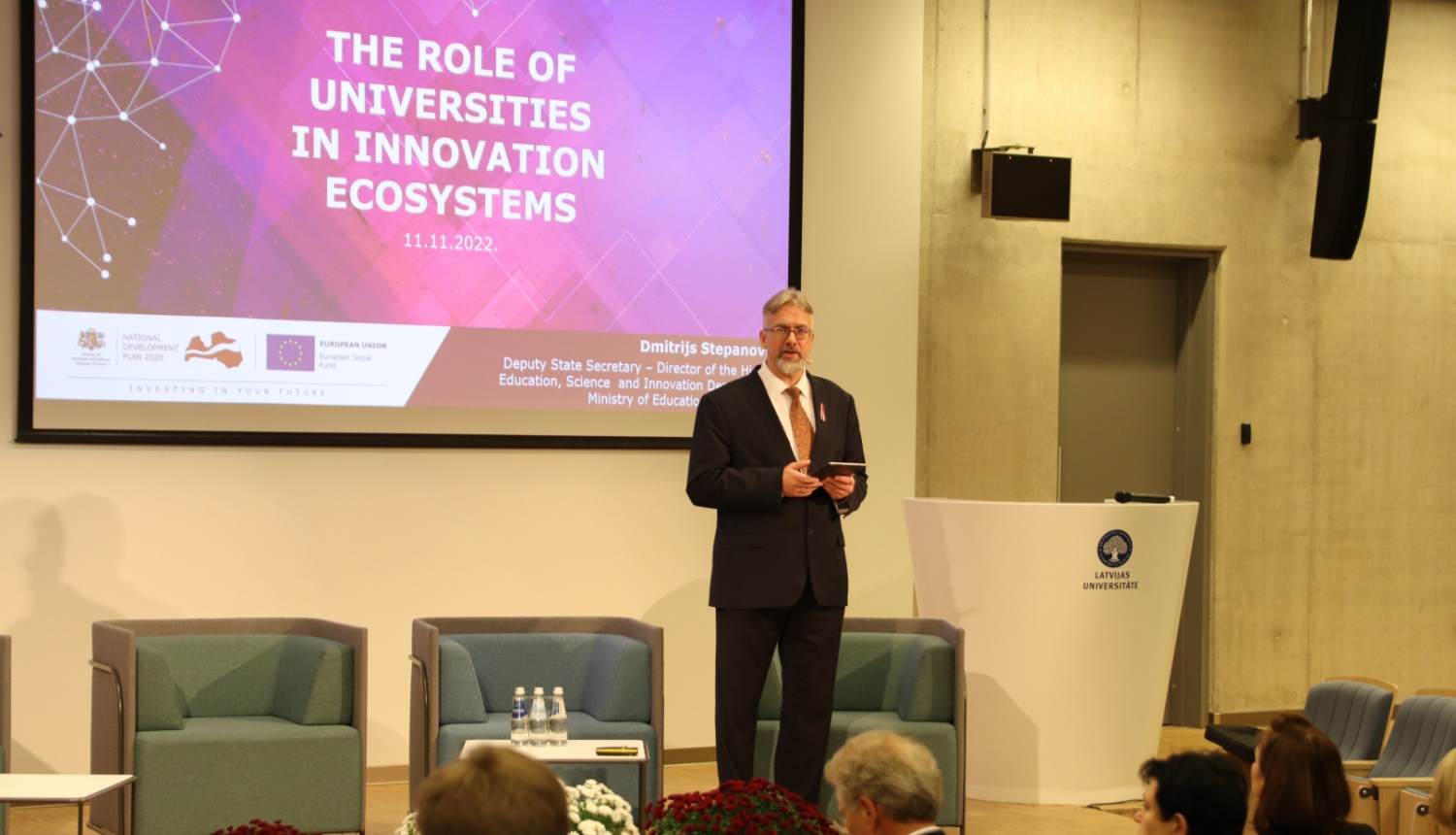 vīrietis uz skatuves