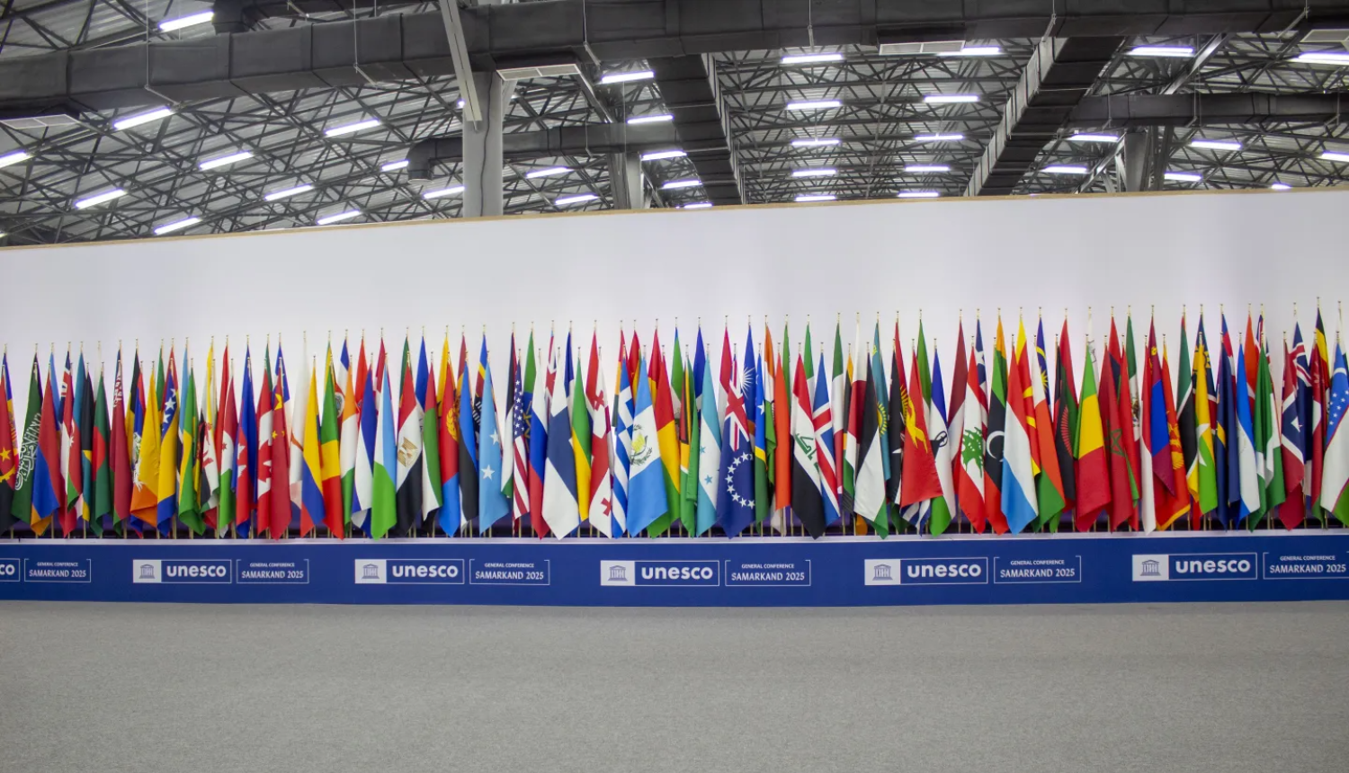 Rindā salikti daudzu valstu karogi