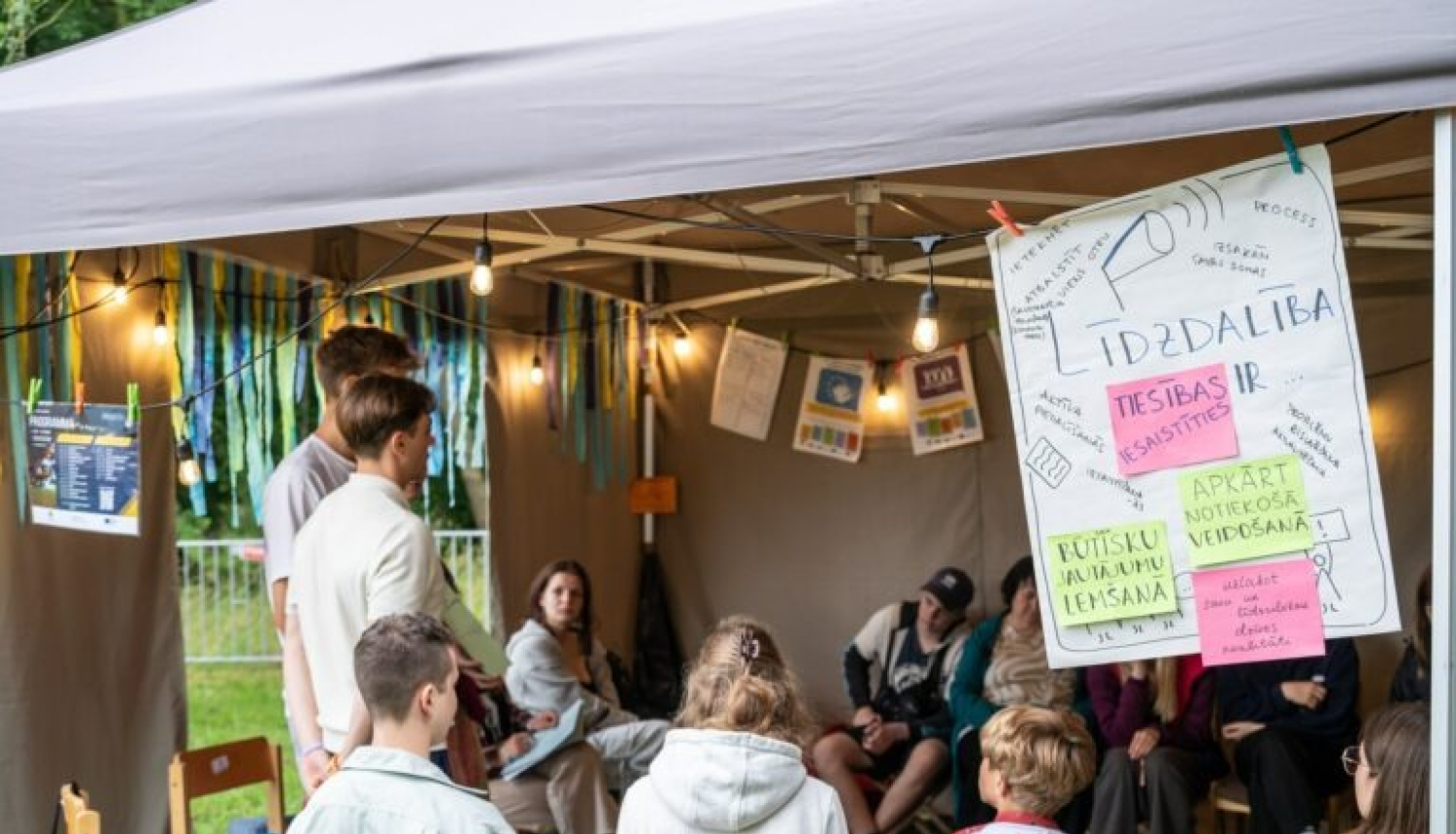 Jauniešu diskusija teltī