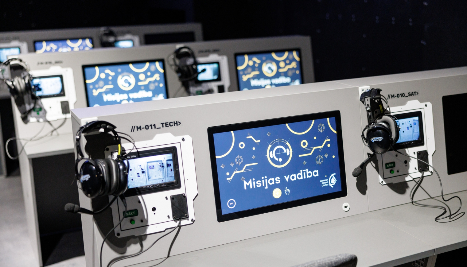 Vadības pults Kosmosa izziņas centrā. Uz ekrāna uzraksts "Misija vadība"
