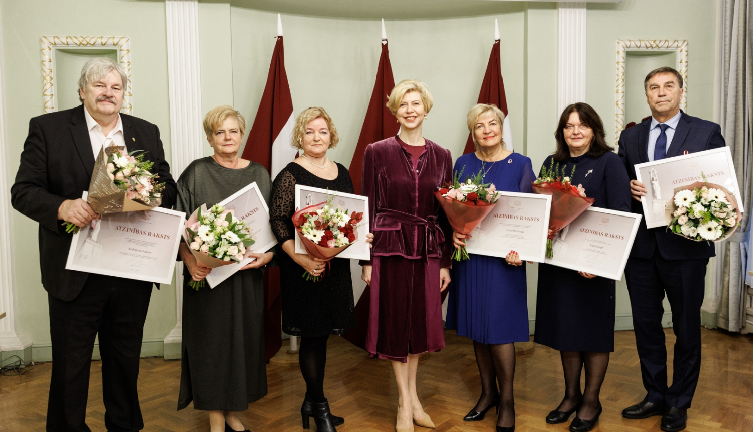 Ministru kabineta Atzinības rakstu saņēmēji kopā ar izglītības un zinātnes ministri Andu Čakšu.