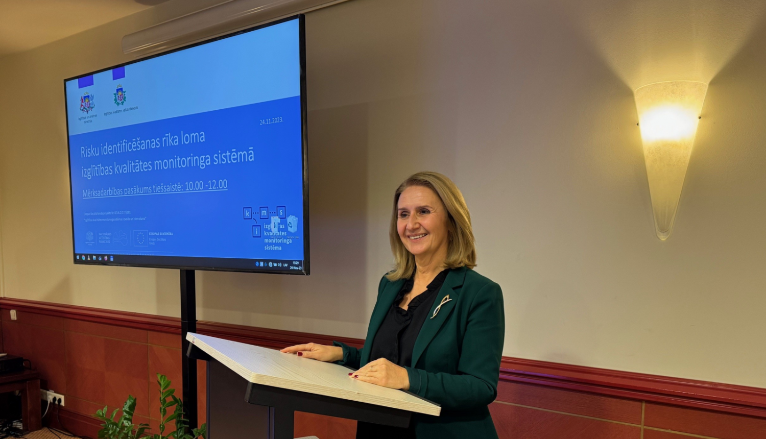 Pasākumu par risku identificēšanas rīka lomu izglītības kvalitātes monitoringa sistēmā atklāj Izglītības kvalitātes valsts dienesta vadītāja Inita Juhņēviča