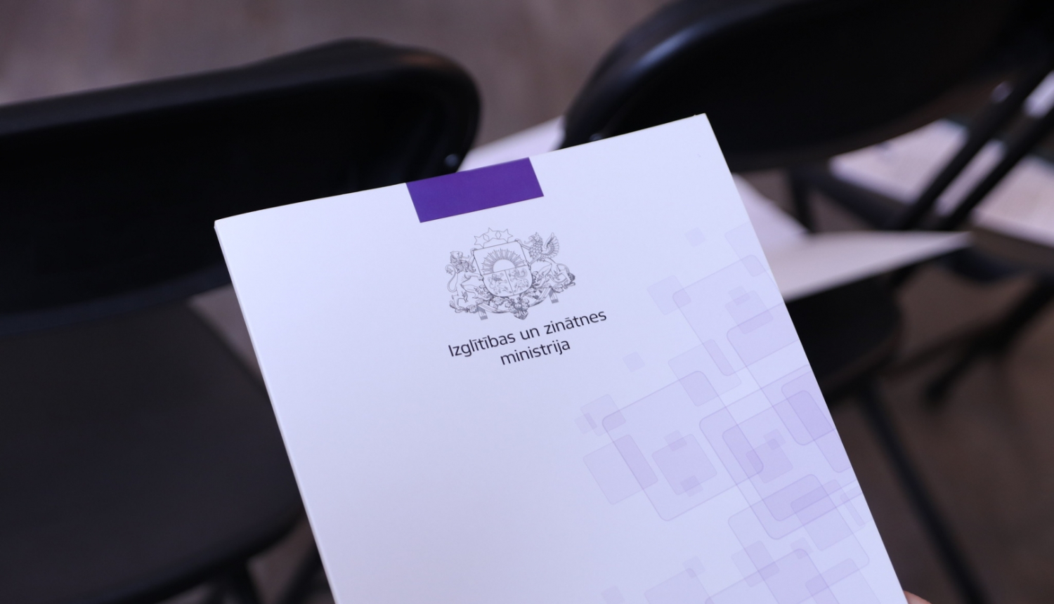 Mape ar Izglītības un zinātnes logotipu