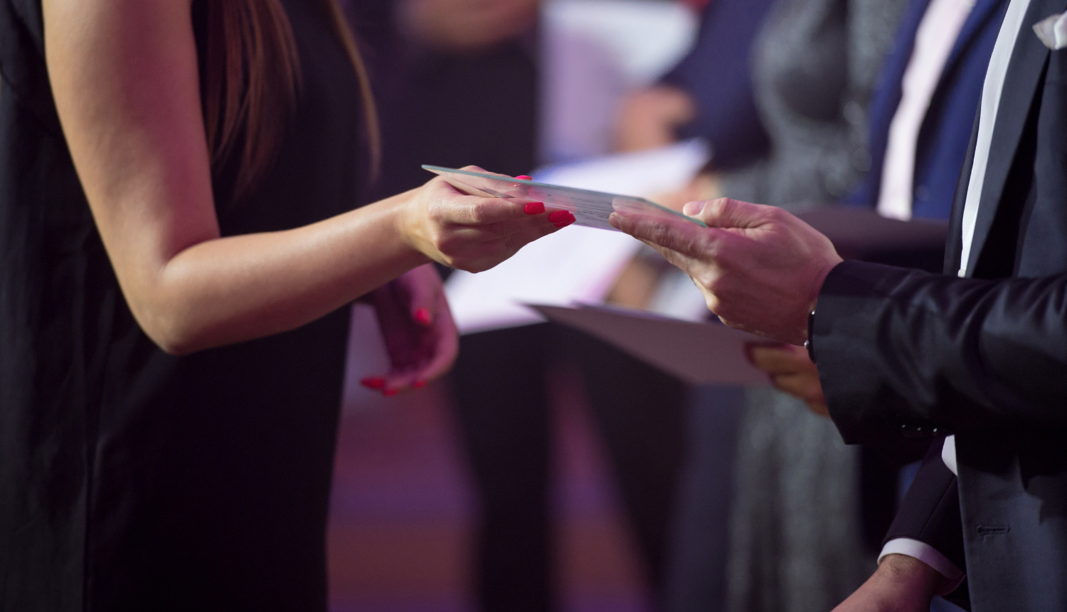 Sieviete pasniedz balvu.