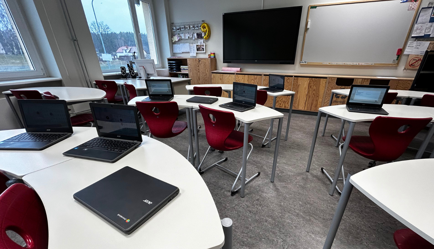 Mācību klase ar chromebook datoriem, kas novietoti uz galdiem