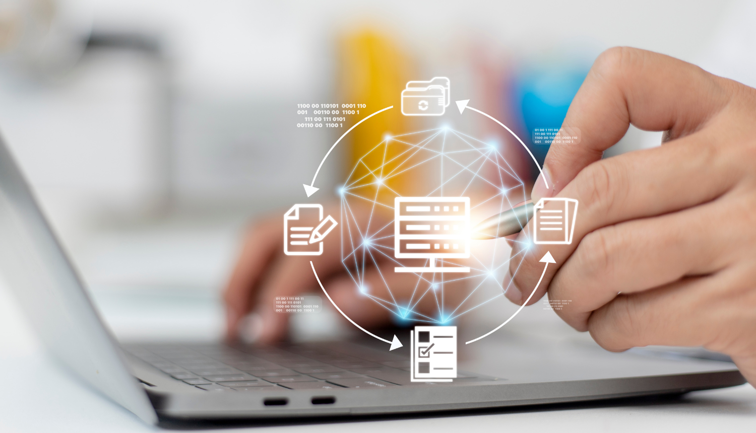 Cilvēka rokas uz portatīvā datora, priekšplānā ikoniņas, kas simbolizē informācijas apriti
