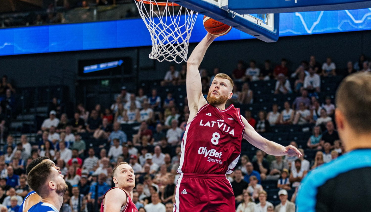 Dāvis Bertāns met basketbola bumbu grozā