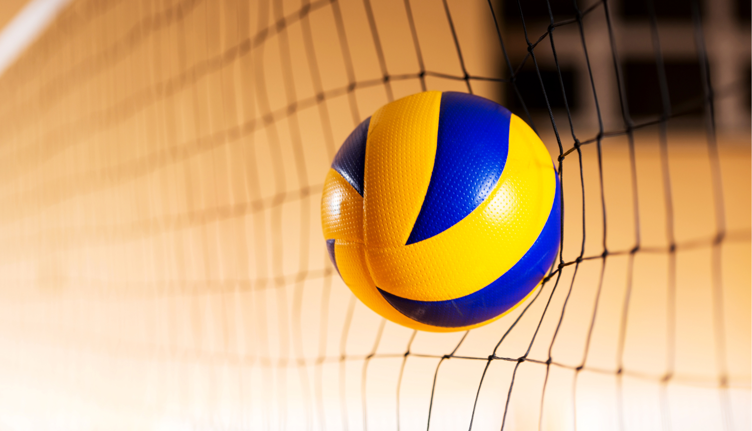 Volejbola bumba ielido tīklā