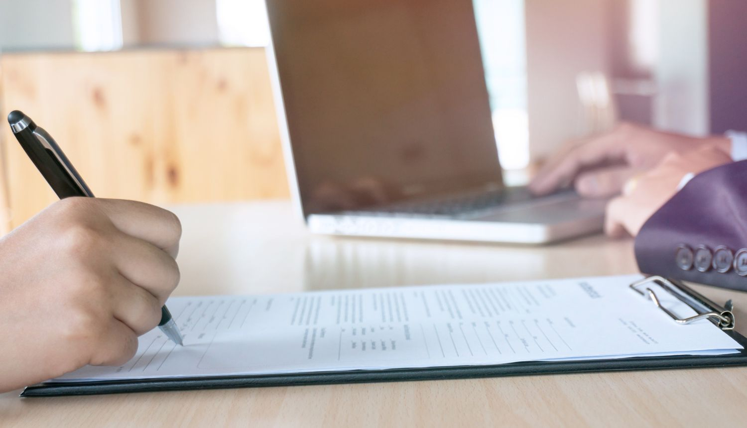 Cilvēks raksta iesniegumu