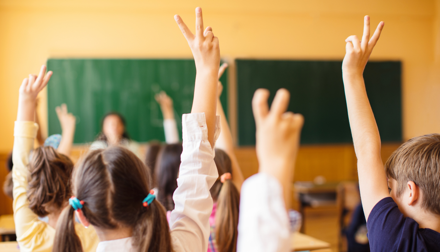 Skolēni klasē ceļ rokas