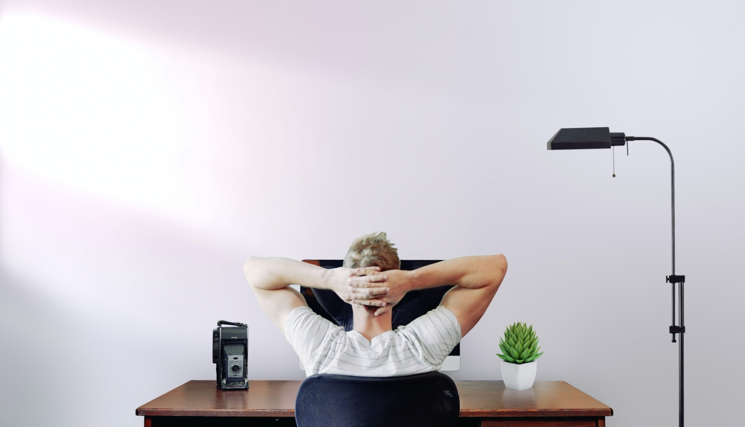 vīrietis pie datora