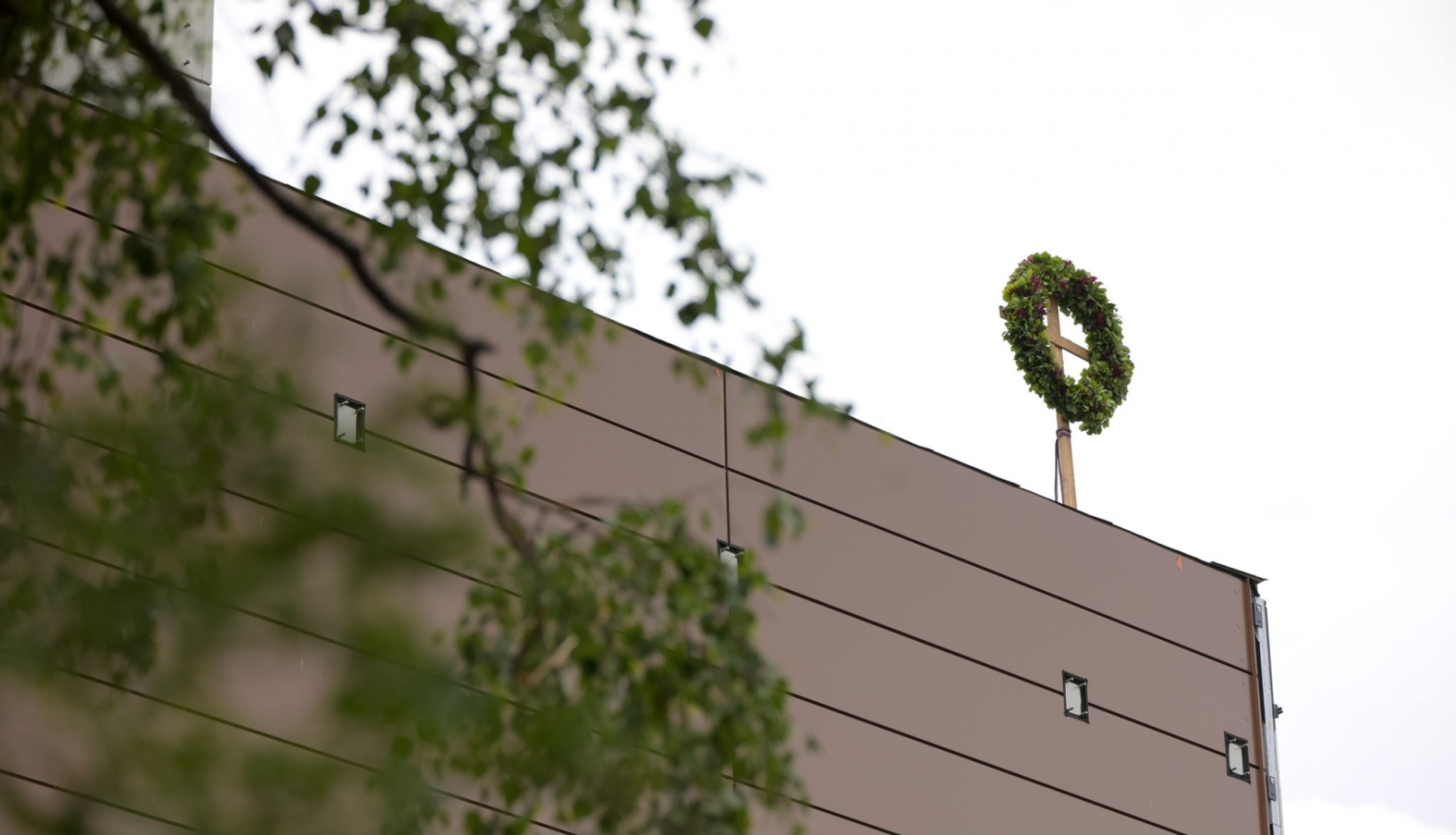 Spāru vainags uz komandu sporta spēļu halles jumta