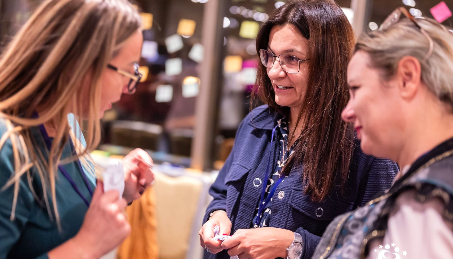 Trīs sievietes sarunājas