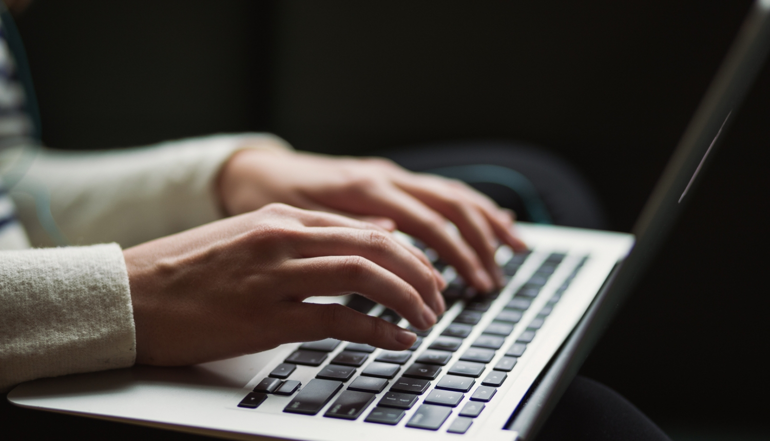 rokas uz klaviatūras