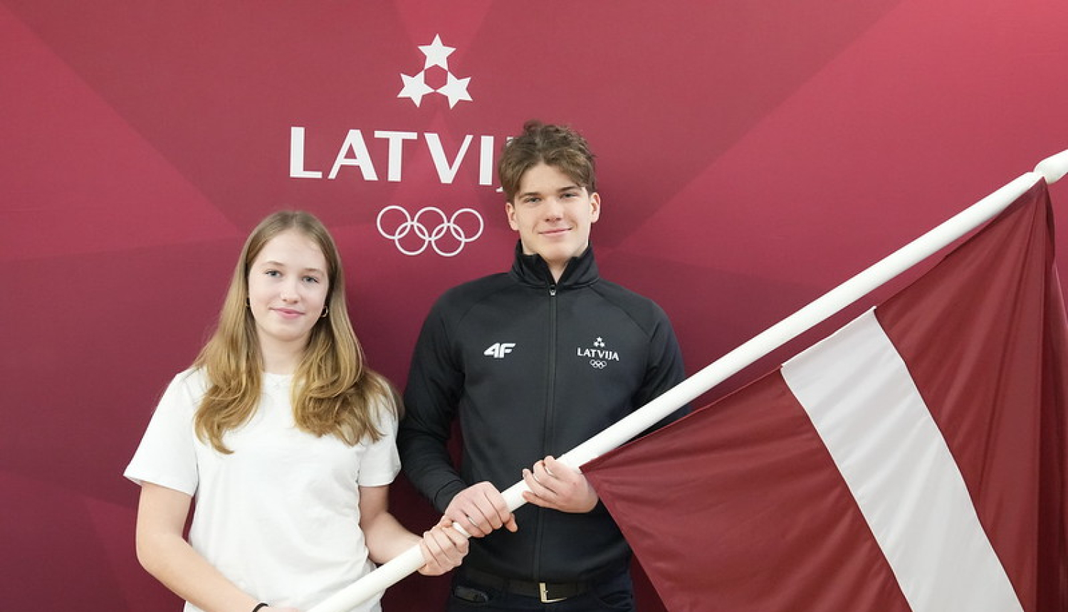 Latvijas delegācijas karognesēji Pasaules Jauniešu Ziemas Olimpiskajās spēlēs Amēlija Kotāne un Olivers Mūrnieks.