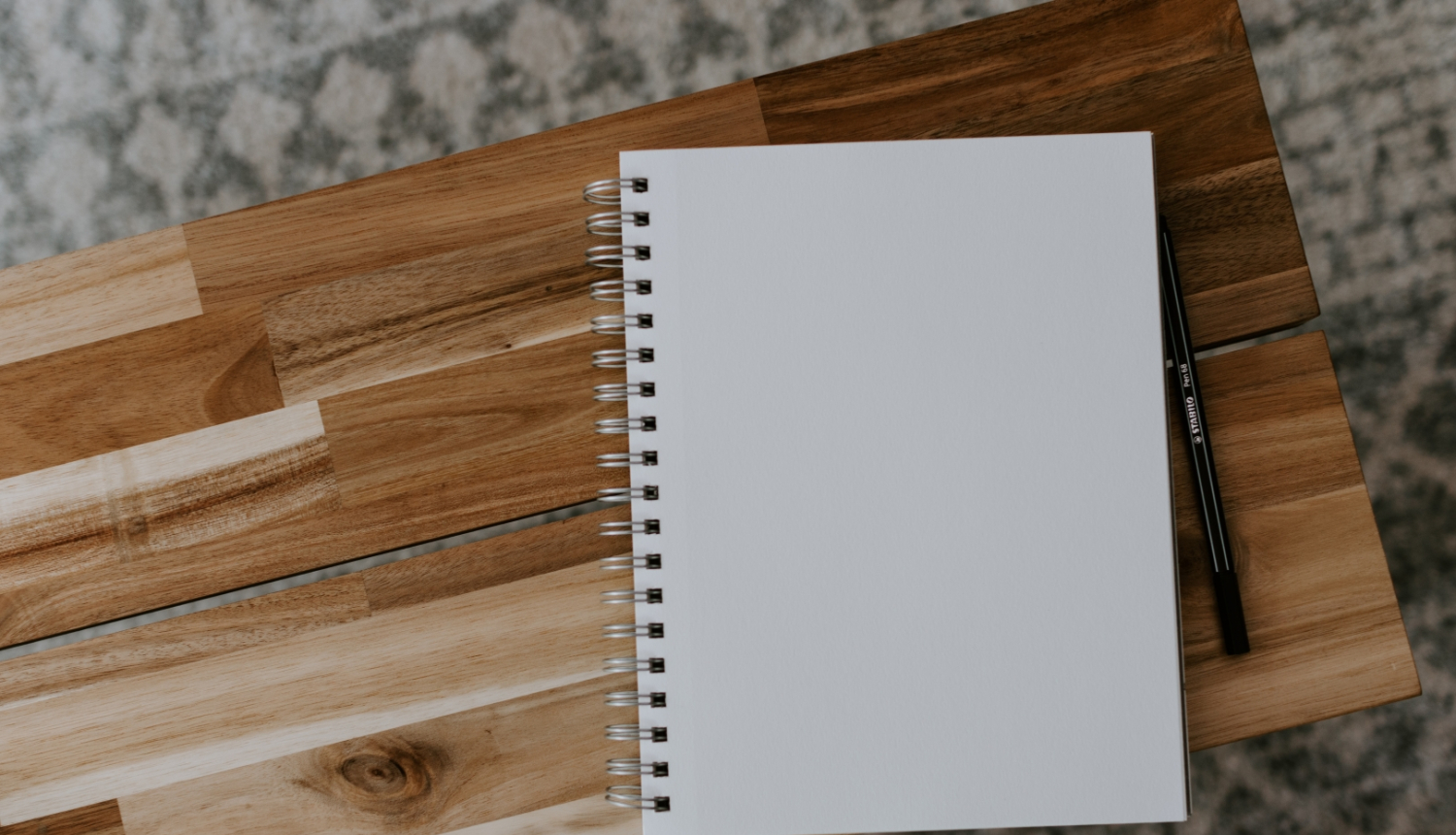 tukša klades lapa uz galda