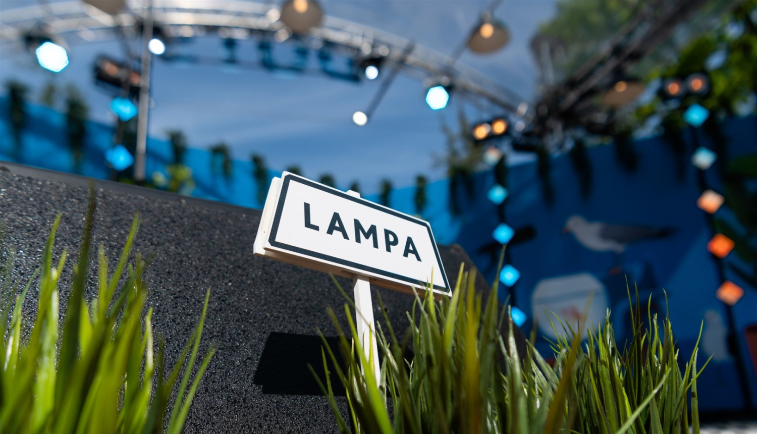 Lampa uzraksts uz skatuves