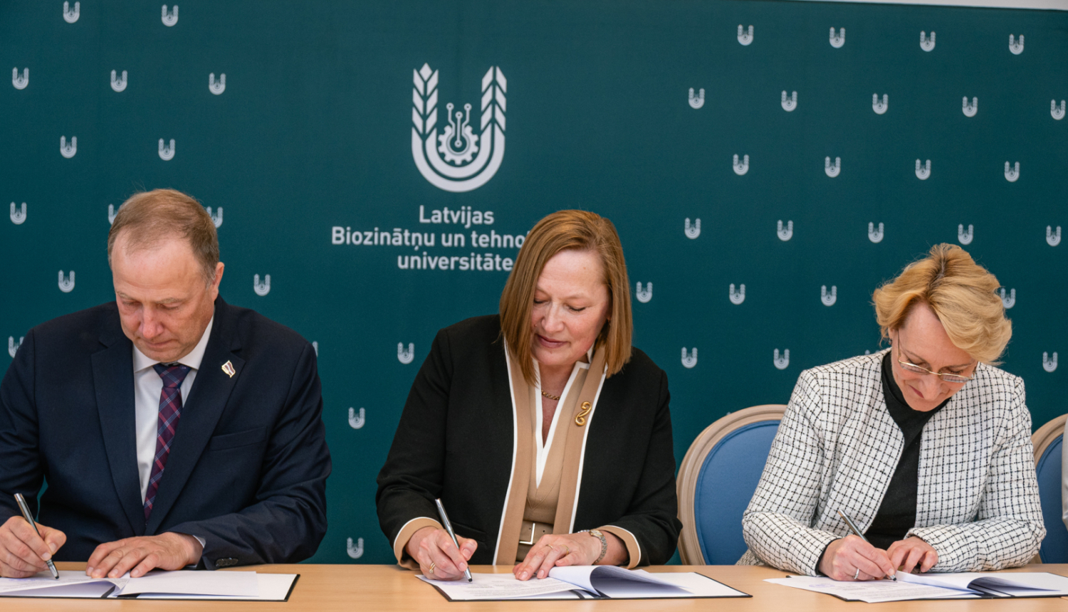 Latvijas Biozinātņu un tehnoloģiju universitātes (LBTU) rektore Irina Arhipova, Izglītības un zinātnes ministre Dace Melbārde un Zemkopības ministrijas valsts sekretārs Ģirts Krūmiņš paraksta līgumu