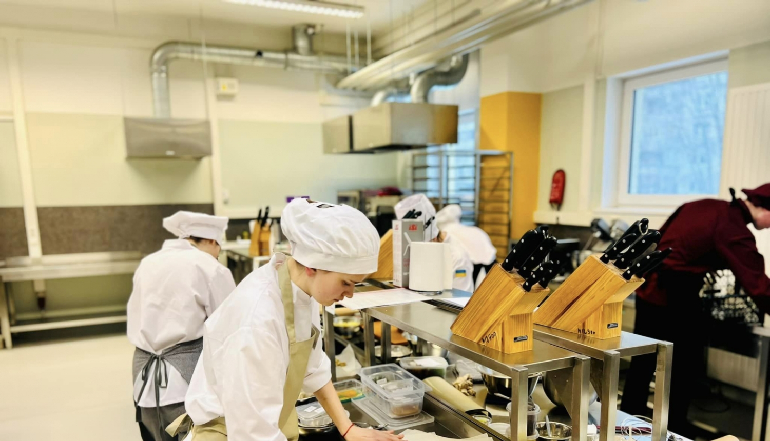 Studenti mācās gatavot profesionālā virtuvē