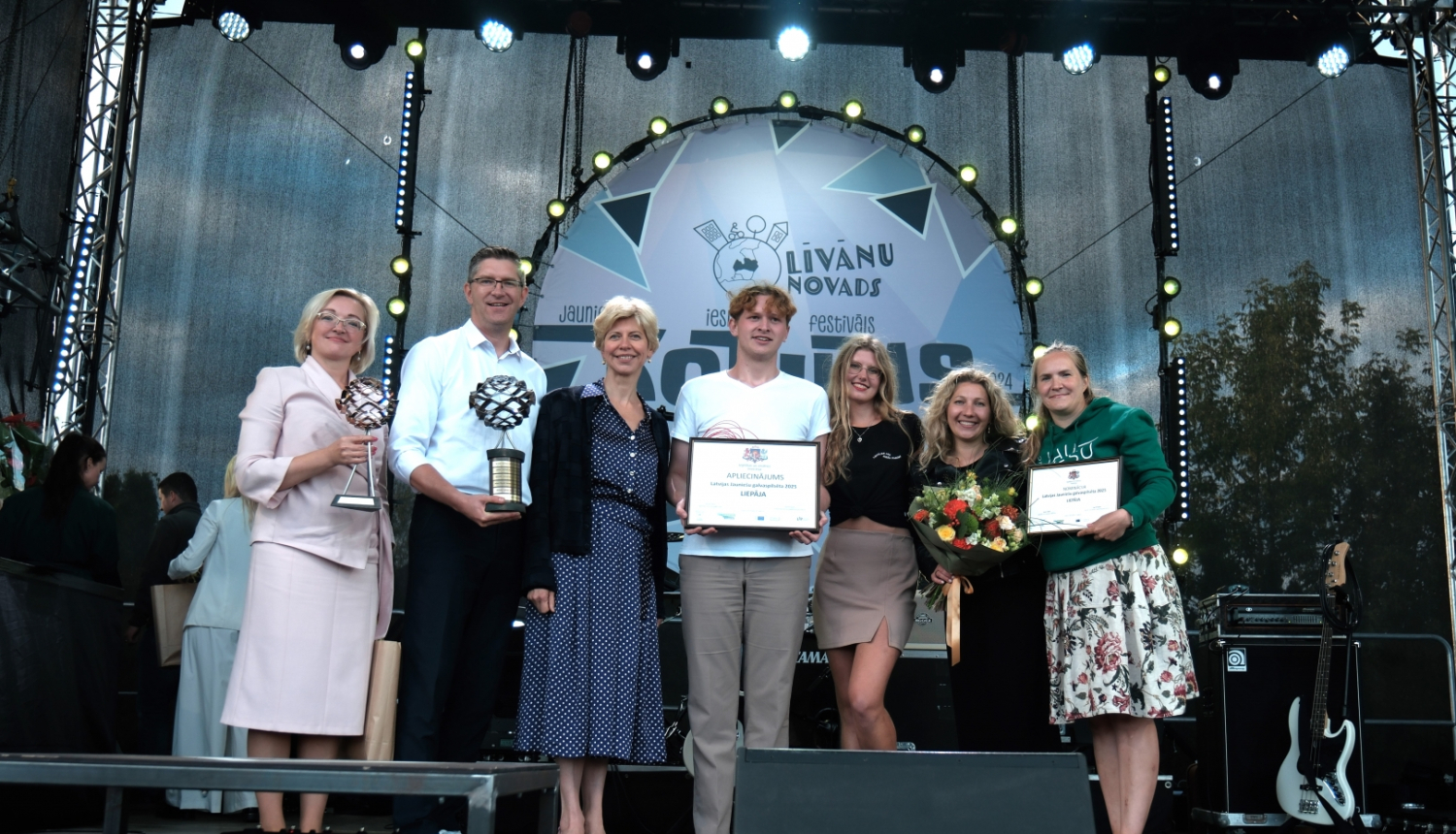 Latvijas Jauniešu galvaspilsētas 2025 paziņošana – Liepājas pārstāvji ar izglītības un zinātnes ministri. 