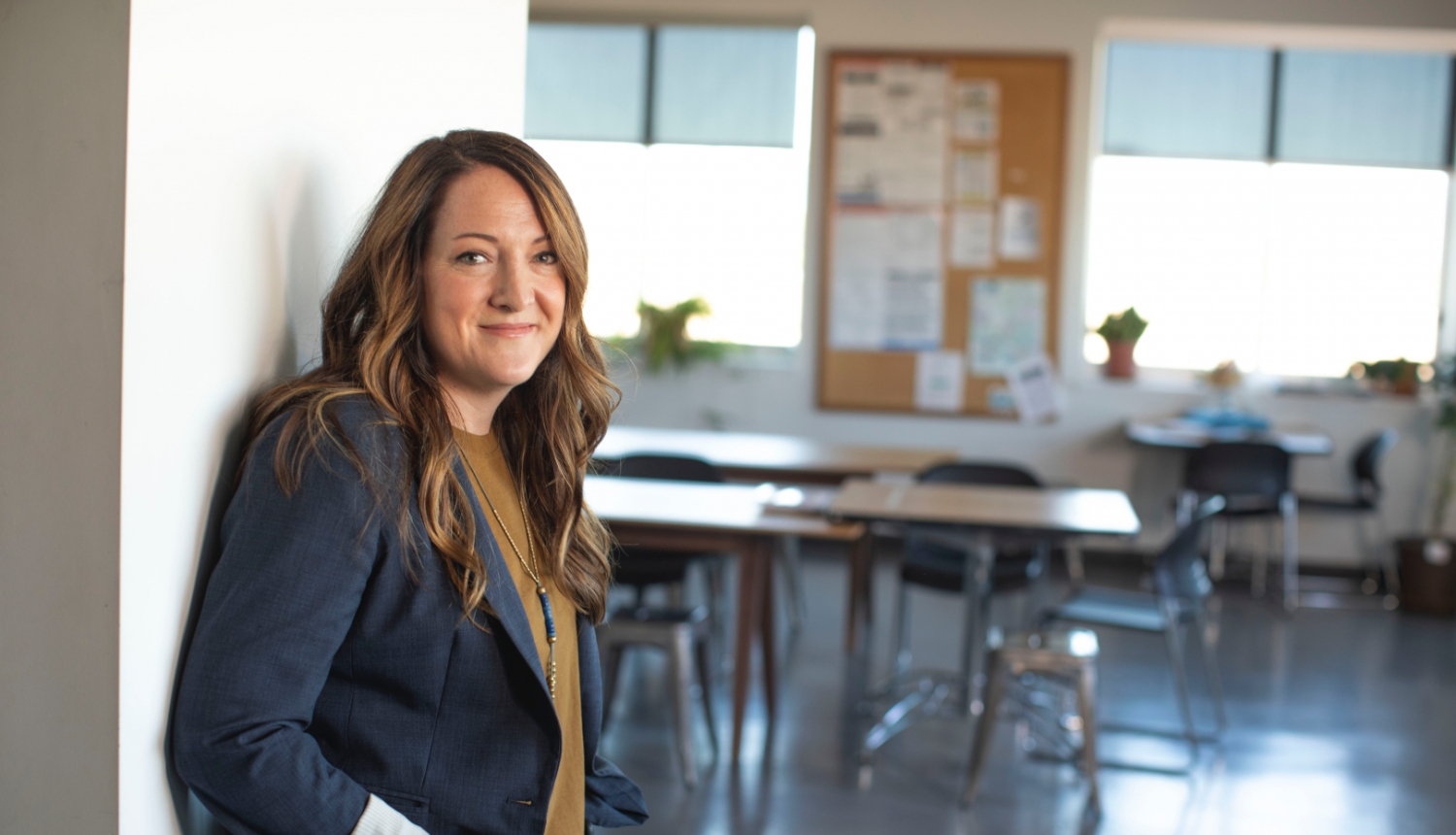 sieviete smaida pie lekciju telpas