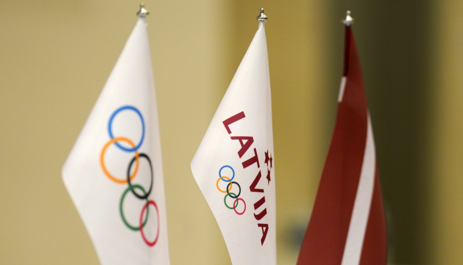 Olimpisko spēļu, LOK un Latvijas karodziņi