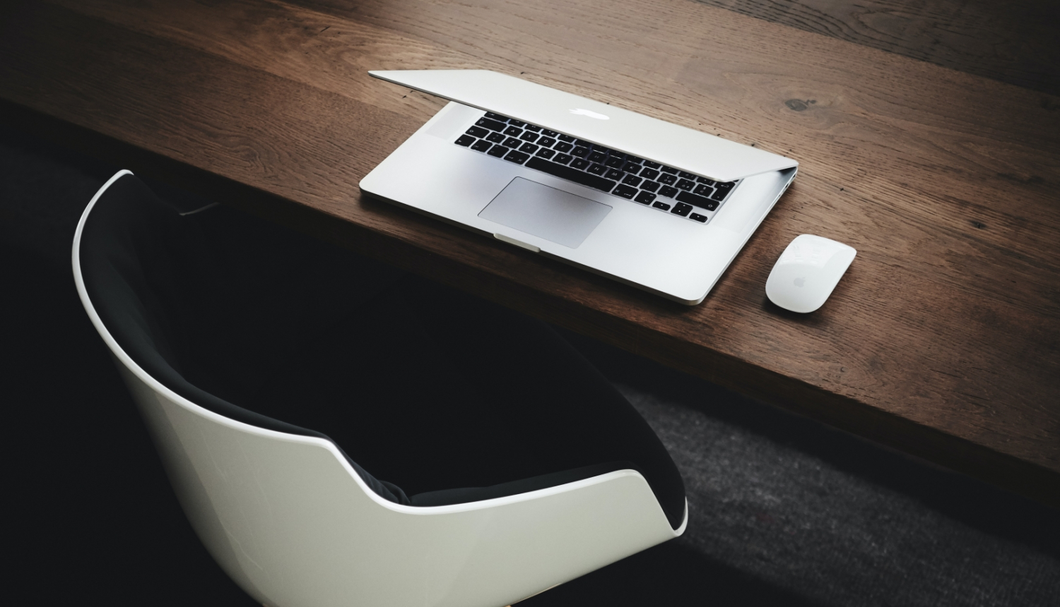 galds ar datoru un krēslu