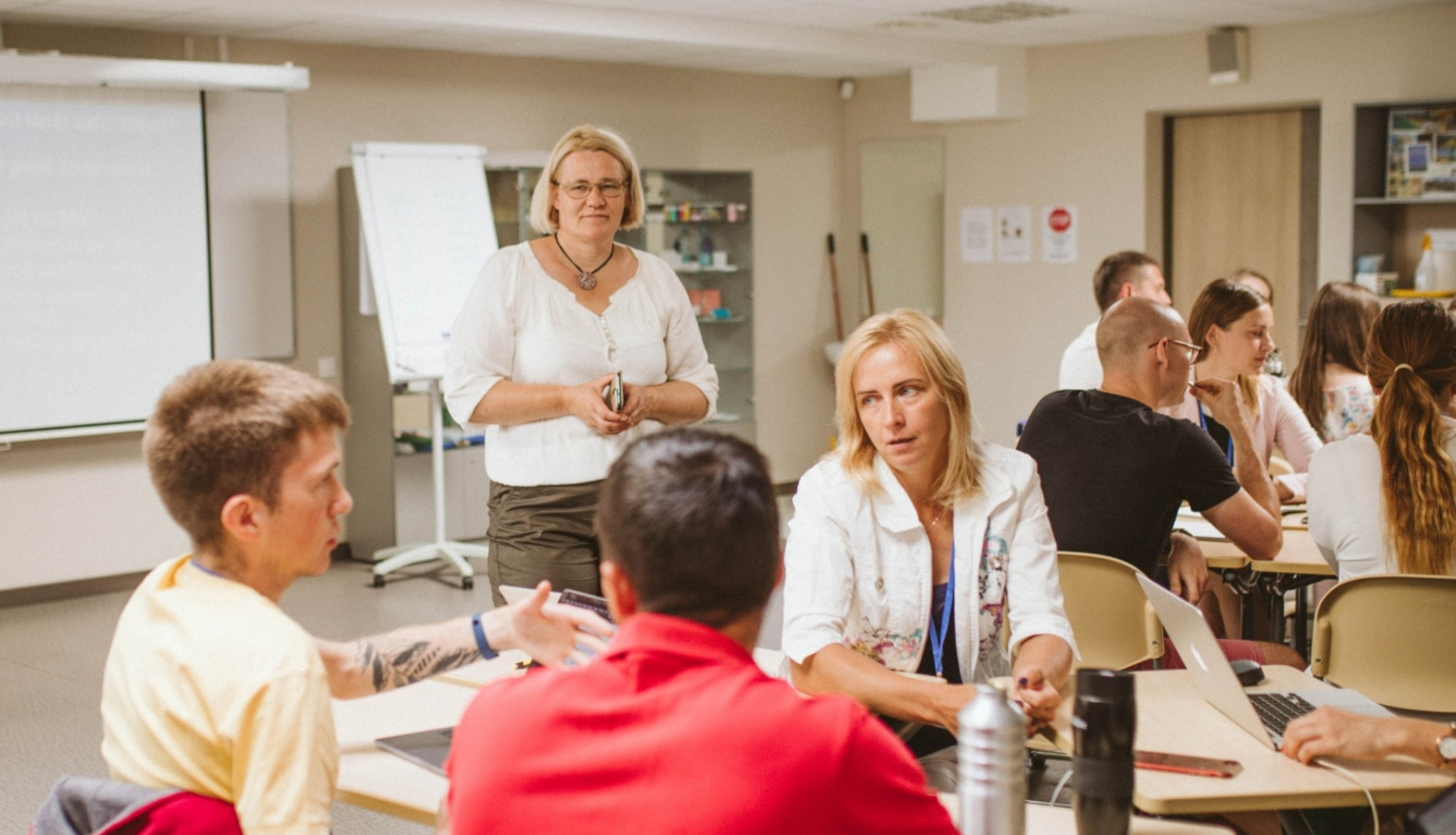 Mācītspēks skolotāji lekcijā pie Ilzes Šūmanes