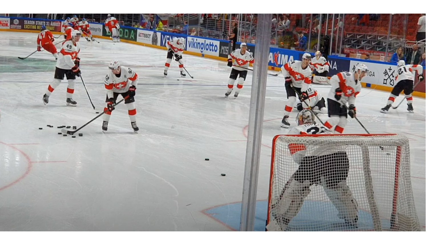 Hokejisti uz laukuma spēlē hokeju 